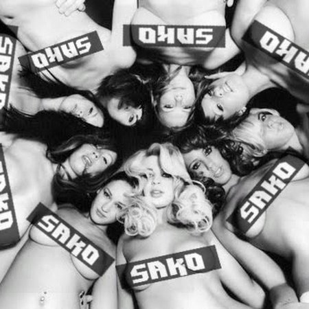 Много голых женских грудей