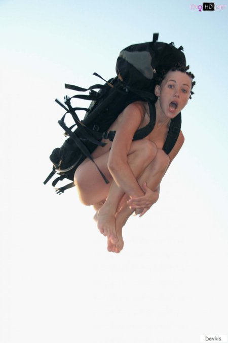 Голые женщины прыгают с парашютом