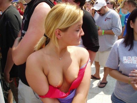 Случайно засветила грудь на улице