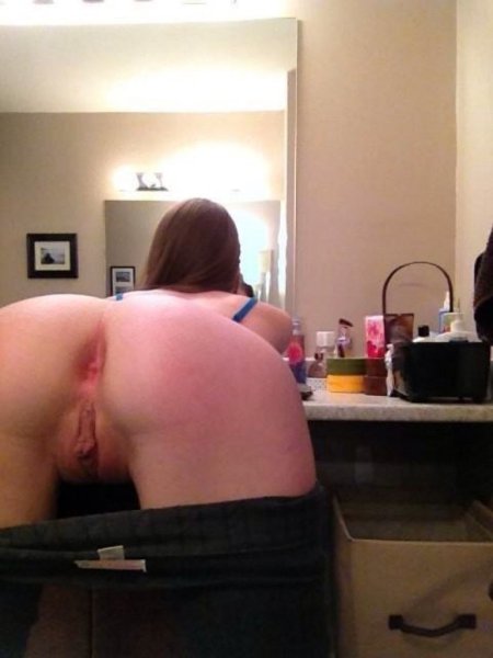 Девушки фотографируют анус