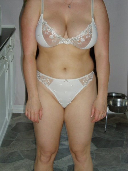 Зрелые бабы в трусах и лифчике