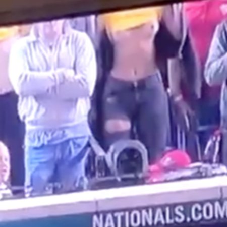 Показала грудь на стадионе