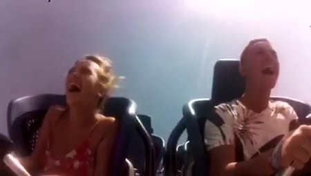 Выпали сиськи на американских Горках