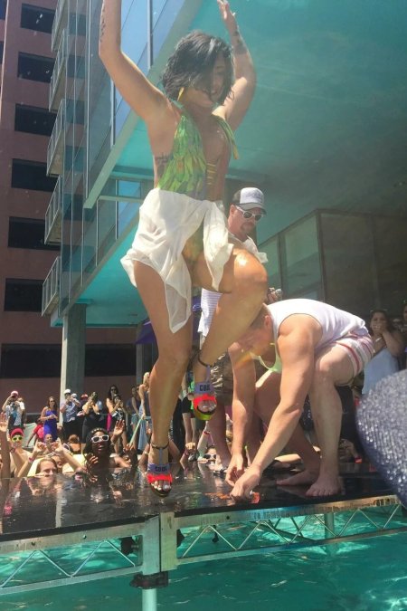 Засветилась в аквапарке