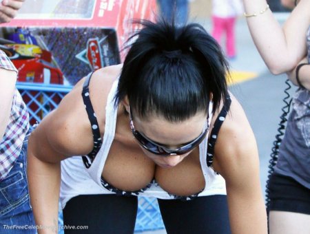 Девушка с декольте наклонилась