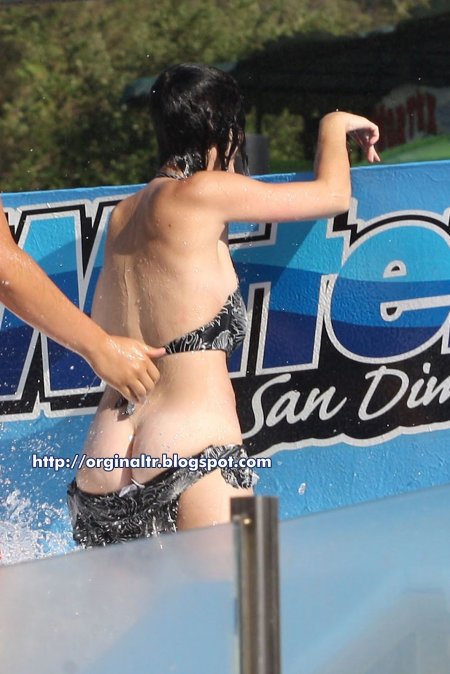 Кэти Перри в аквапарке