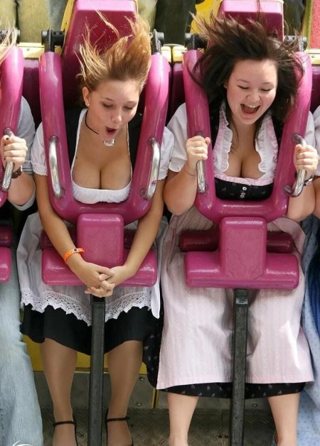 Девушка на аттракционе