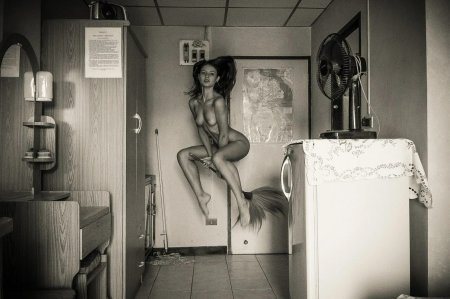 Ню в квартире