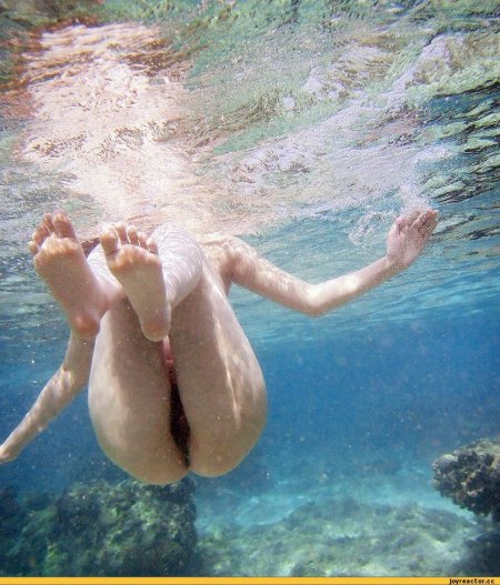 Голые девки в прозрачной воде