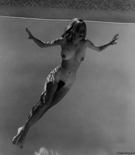 Девушки ню на водоеме ретро