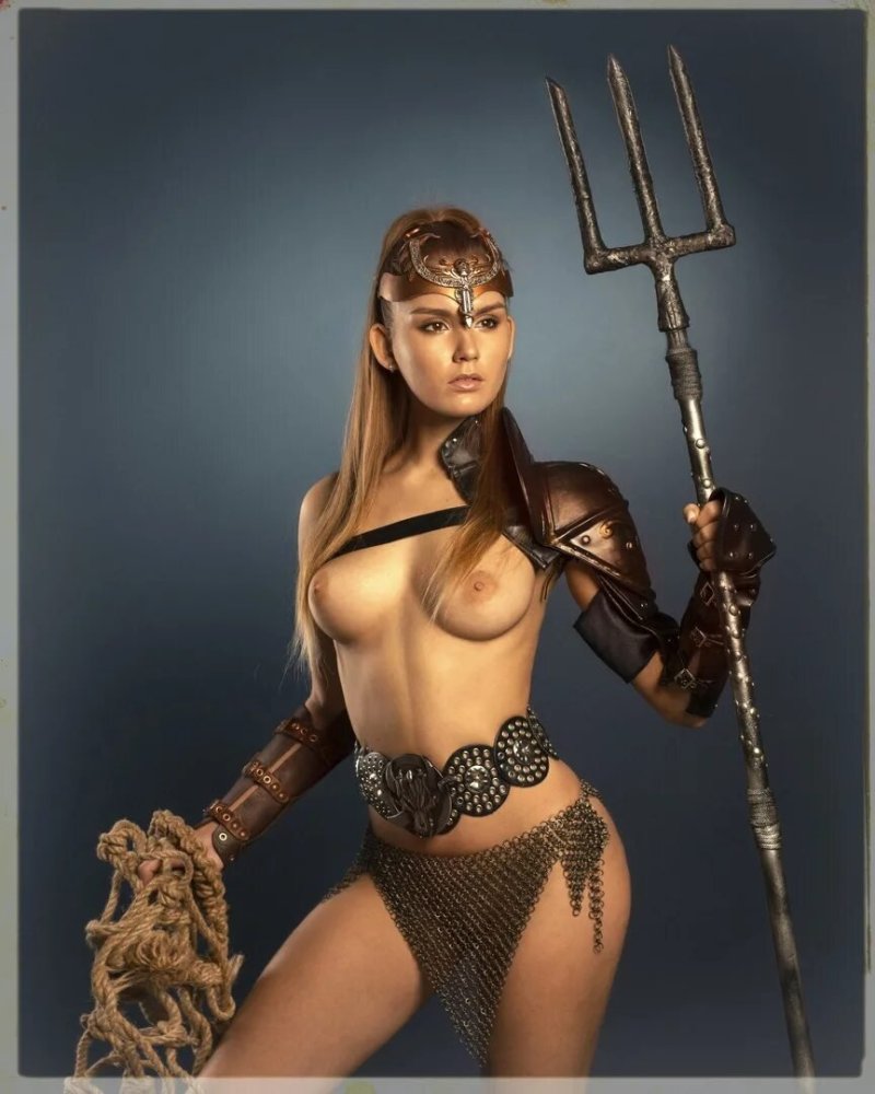 Амазонка в кольчуге голая