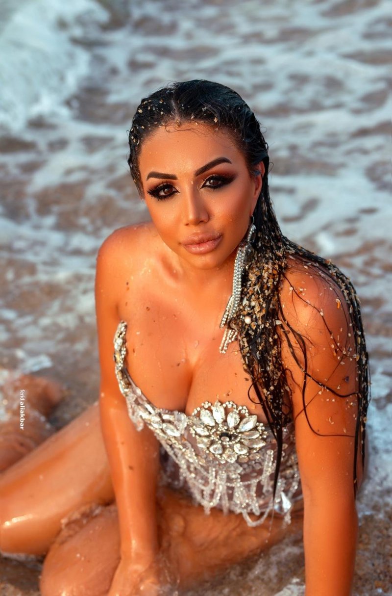 Азербайджанская певица Шебнем