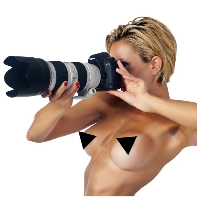 Голый фотограф с фотоаппаратом