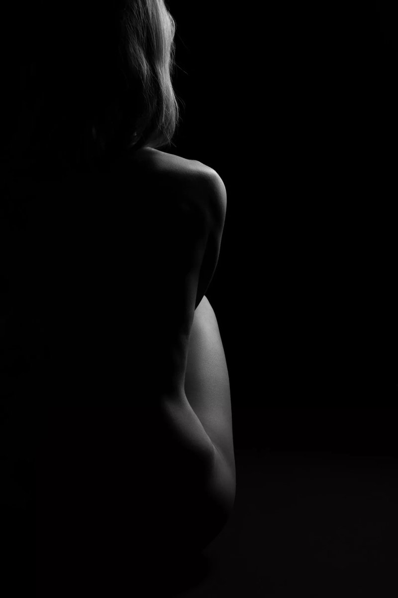 Женщина в полумраке