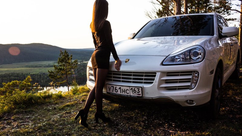 Девушка на Порше Кайен