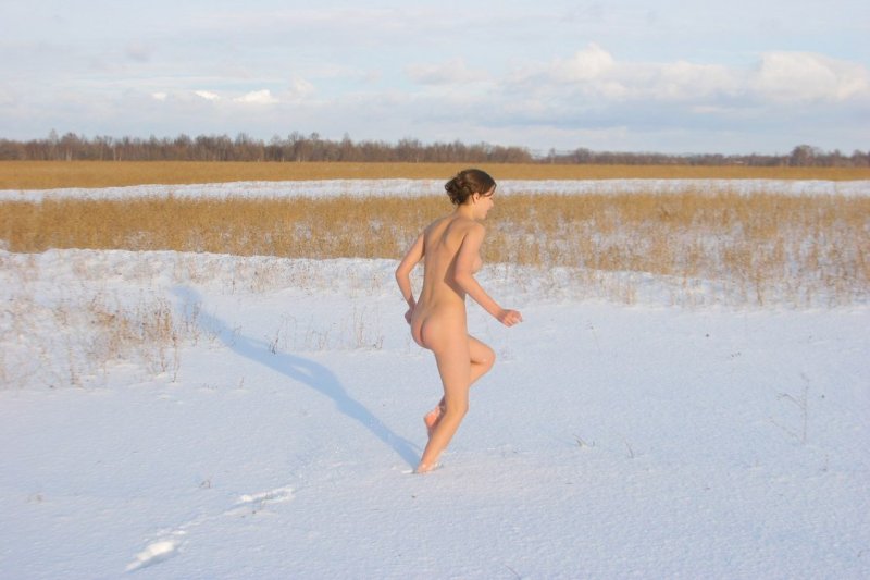 Зимняя прогулка голышом