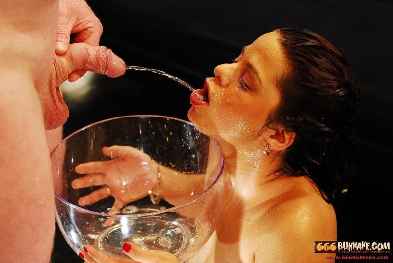 Мужик пьет мочу девушки