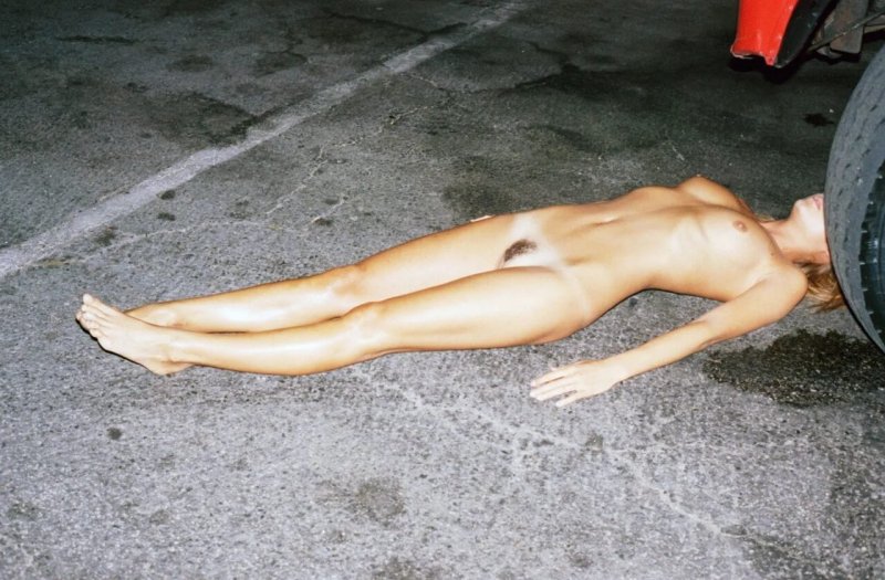 Mertvaya obnazhennaya devushka