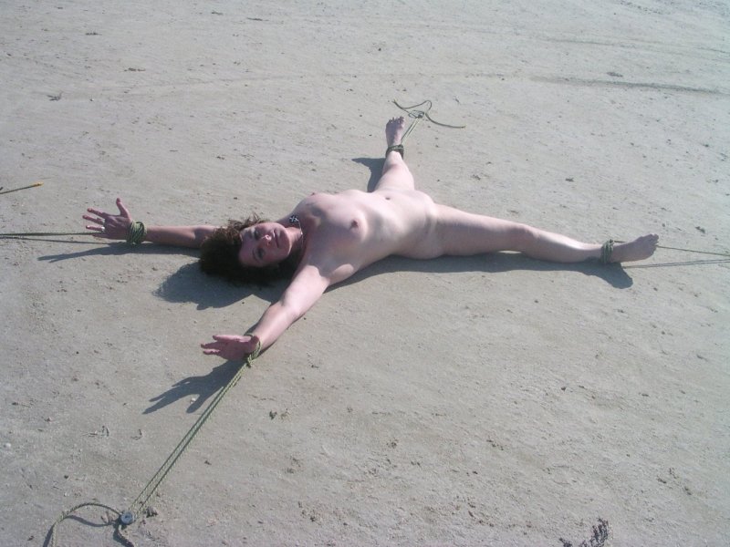 Умирающие голые женщины