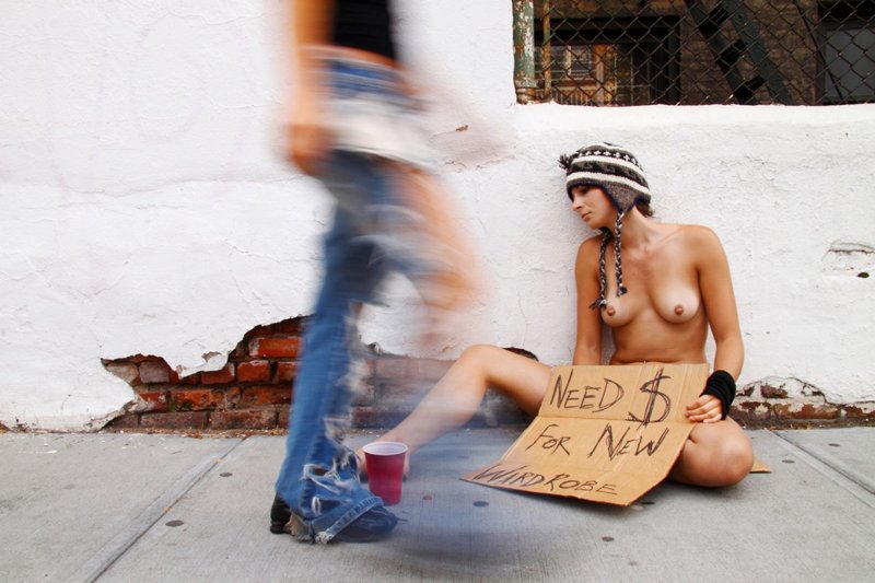 Голые бездомные женщины