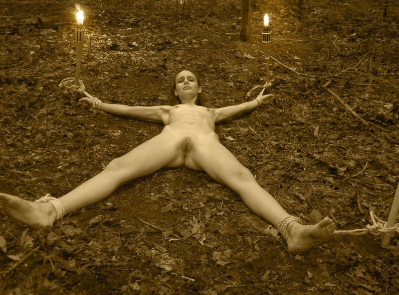 Привязали голую на природе