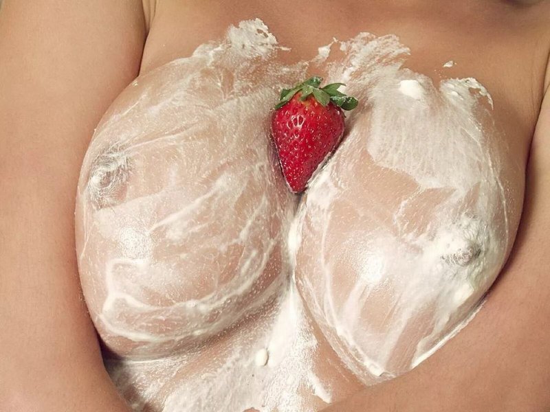 Клубника со сливками на груди