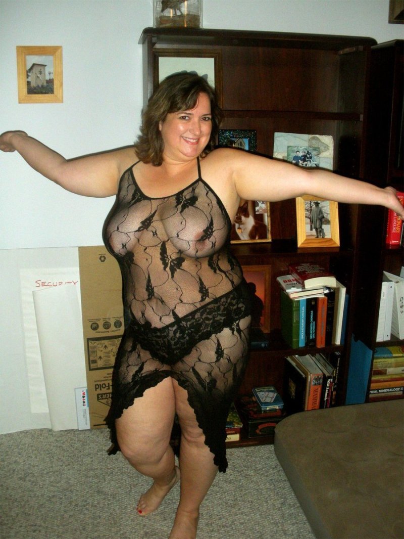 Пухлая жена в эротическом белье