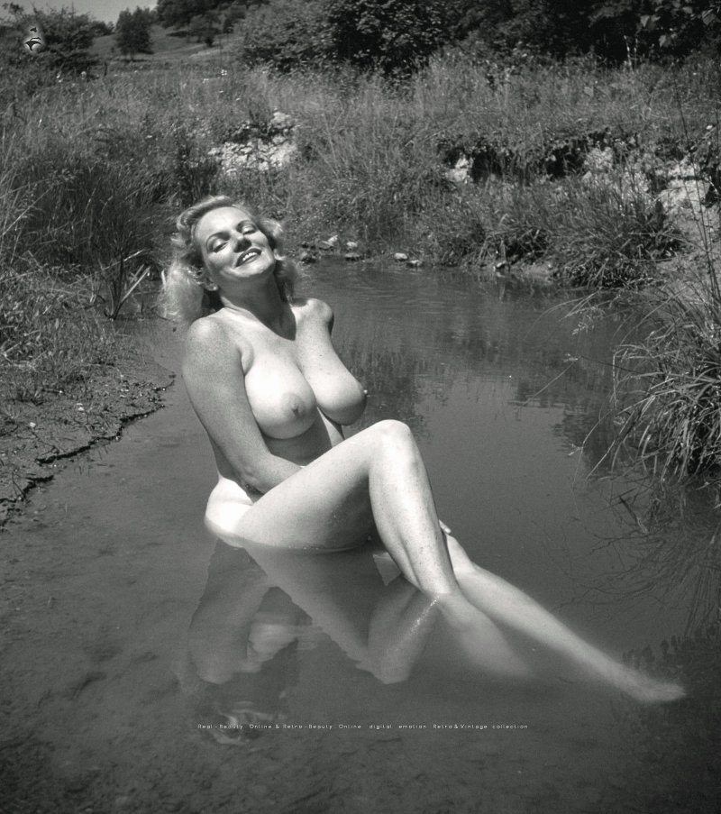 Голые женщины на берегу реки