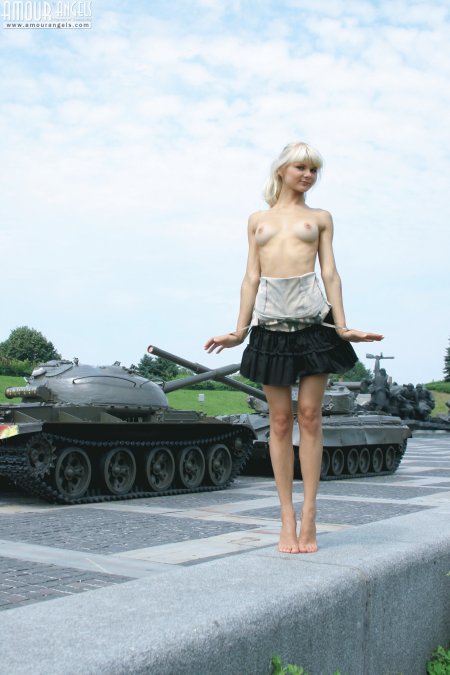 Голые девицы и танки