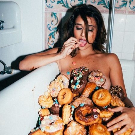 Девушка с едой