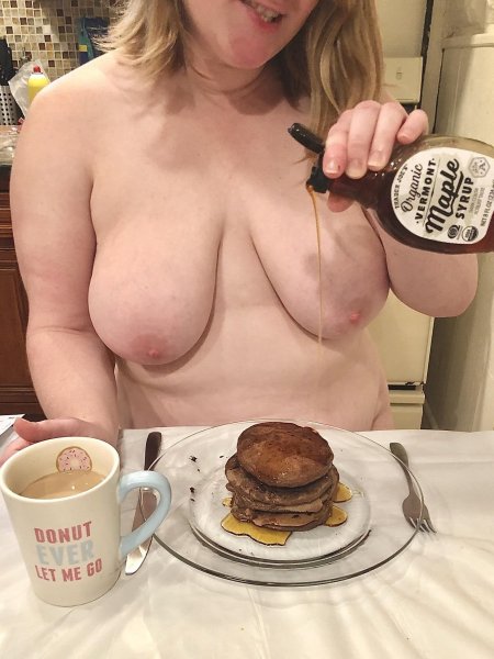 Большие сиськи в ресторане