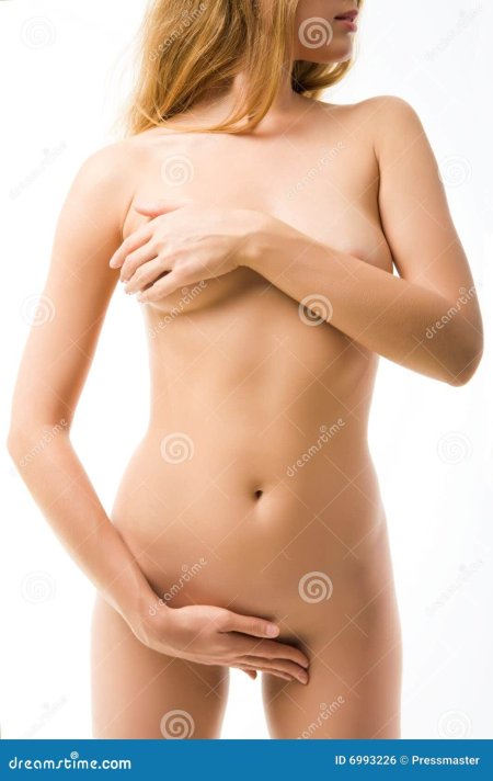 Девушка прикрывается руками