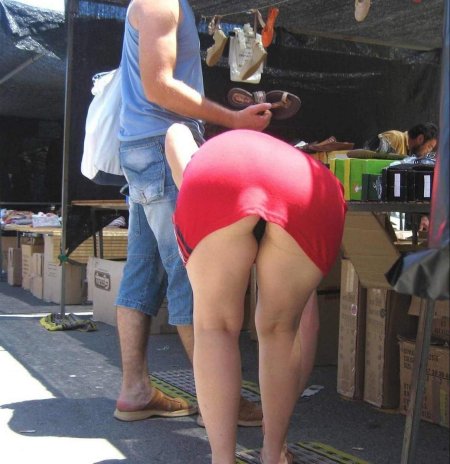 Попки девушек под юбкой