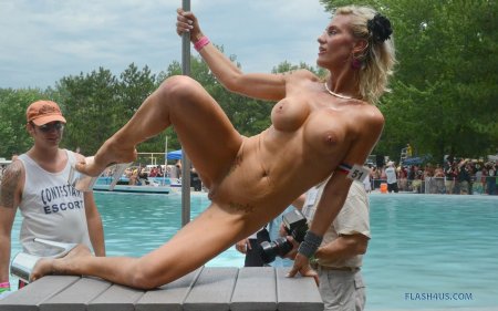 Юная участница фестиваля nudes-a-Poppin