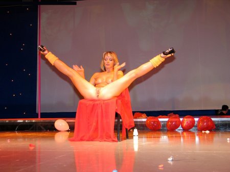 Шоу голых женщин на сцене