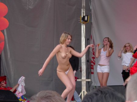 Женщины раздеваются на сцене