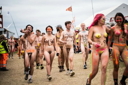 Голые девки на Roskilde naked Run Festival