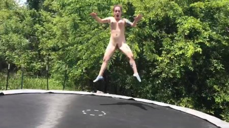 Голые девчонки прыгают на батуте