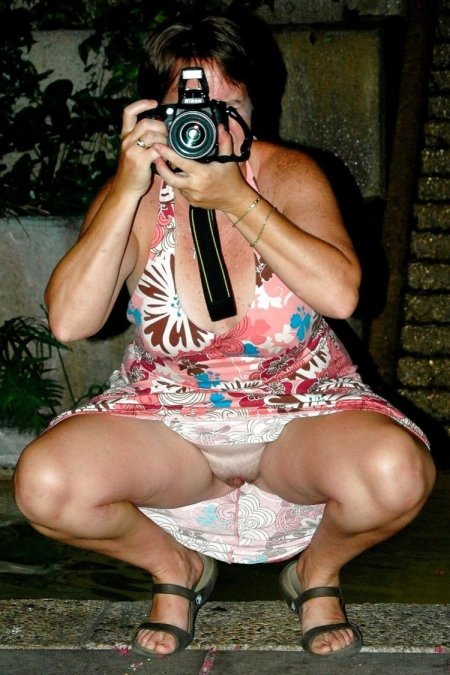 У зрелых в трусиках под юбкой