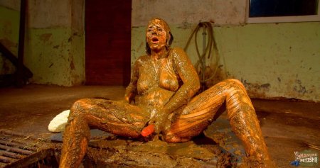 Девушки в навозе girl in manure