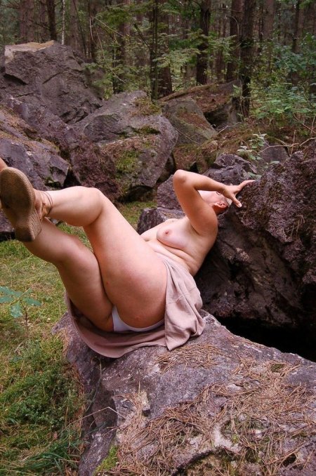 Голые взрослые женщины в лесу