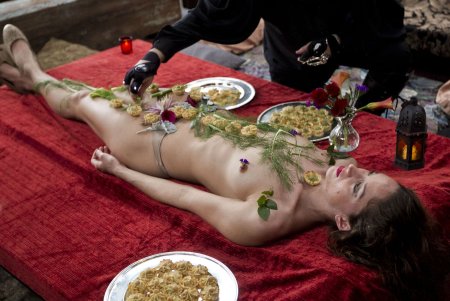 Голые бабы вместо стола