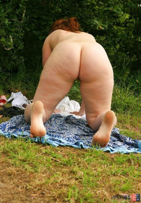 Пожилые толстушки без трусов на природе