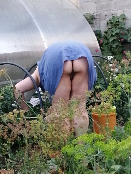 Женщины за 50 без трусов на даче