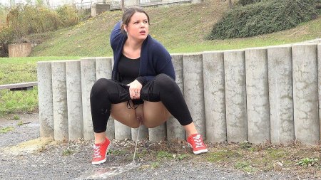 Зрелые бабы ссут на улице