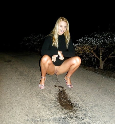 Девушка пописала на улице