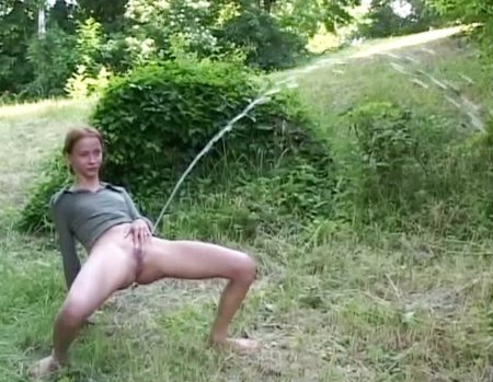 Женский писсинг на природе частное