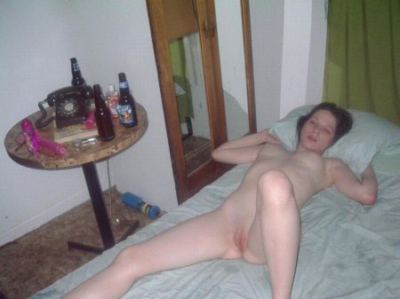 Голые пьяные женщины за столом