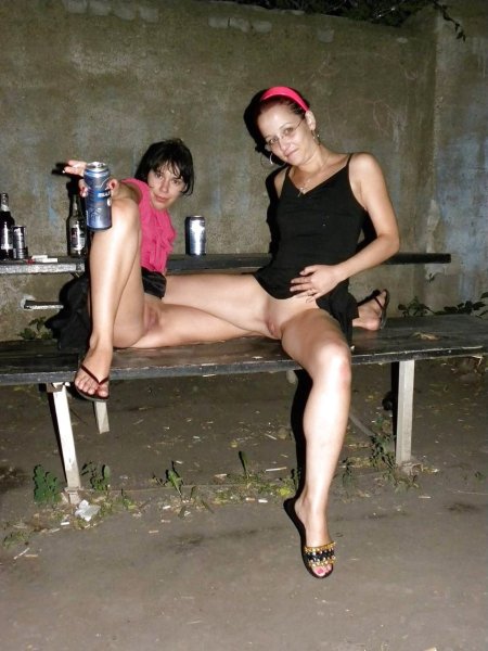 Пьяные голые девки без трусов