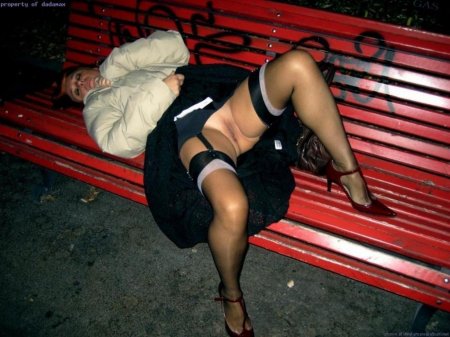 Пьяные женщины в чулках без трусов